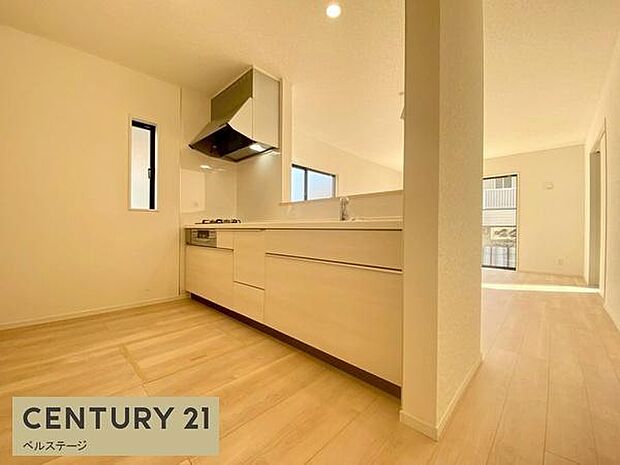 とても広くみんなで料理が楽しめます！