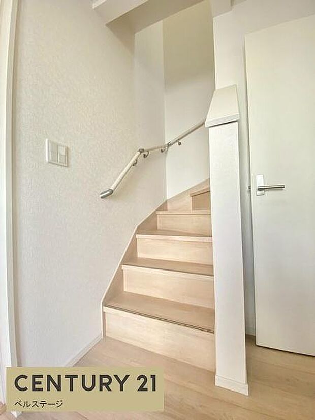 木のぬくもりを感じる落ち着いた階段です！