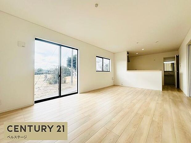 同仕様　日当たり良好、広々としたリビング