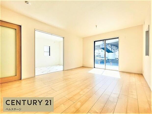 同仕様 日当たり良好、広々としたリビング