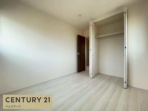 同仕様　収納が付いた洋室でお部屋スッキリ