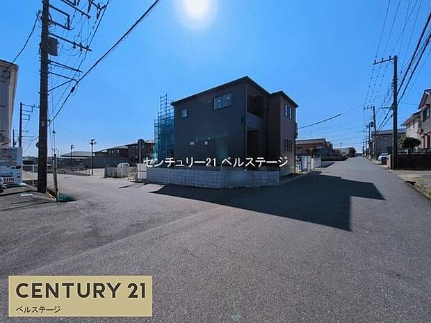 前面道路も広く車のすれ違いも楽々です!