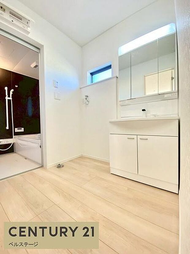 ゆとりある洗面脱衣所。収納も豊富で便利