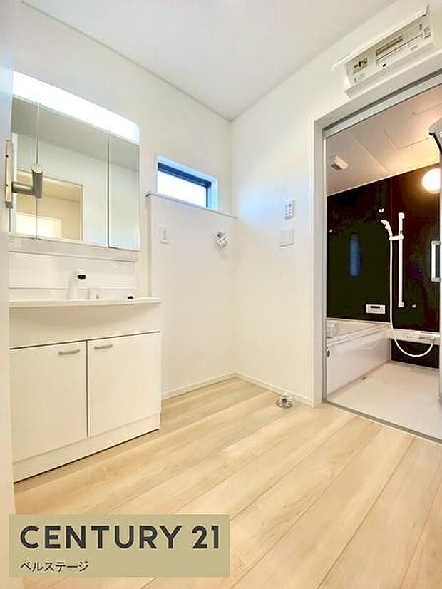 ゆとりある洗面脱衣所。収納も豊富で便利