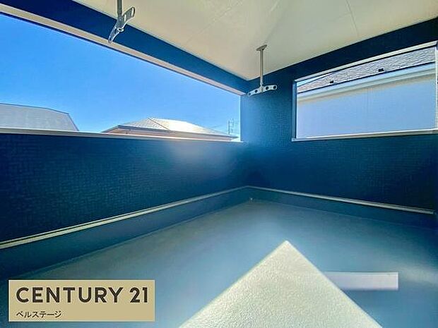 広々のバルコニーでお布団も干せます！