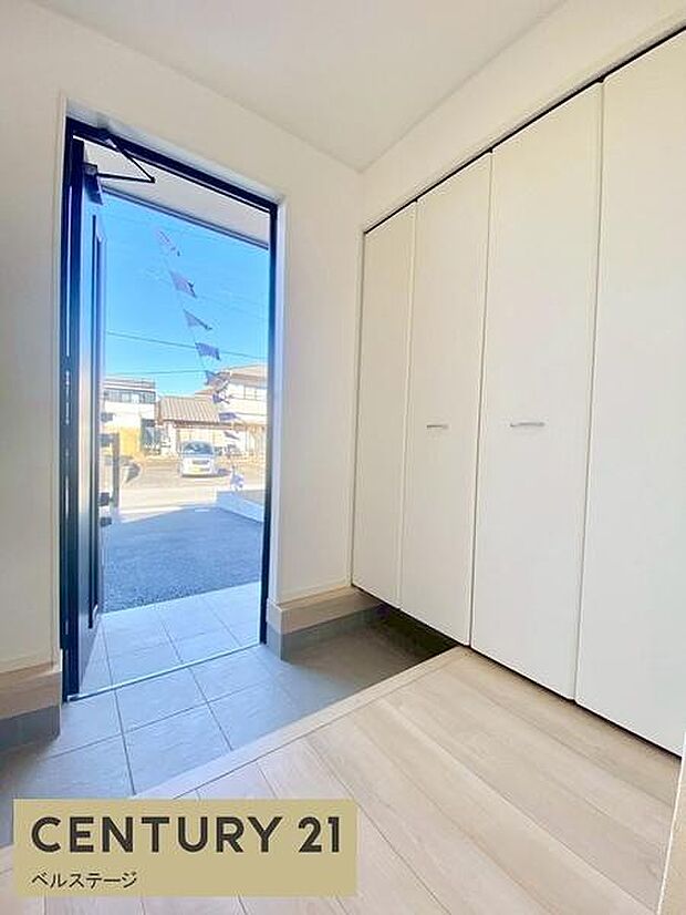 温かく迎えてくれる明るい玄関！