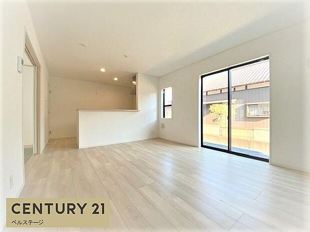 同仕様　日当たり良好、広々としたリビング