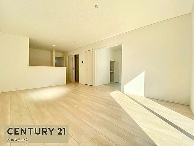 大きな窓からたっぷり陽光が入ります！