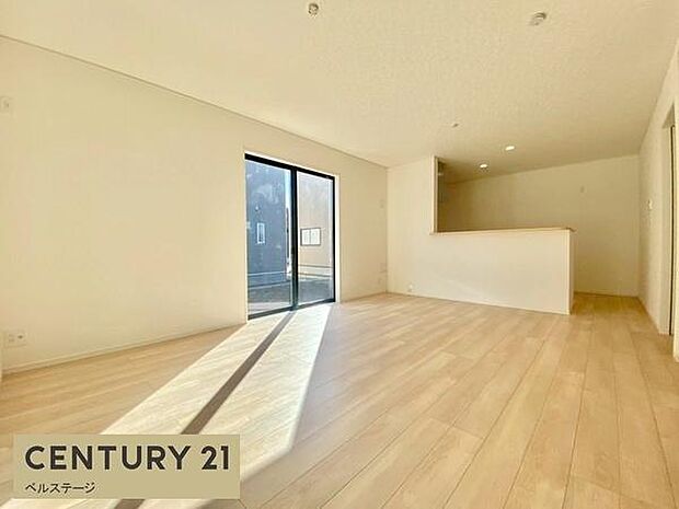 陽光差し込む広々リビングで快適な日常を