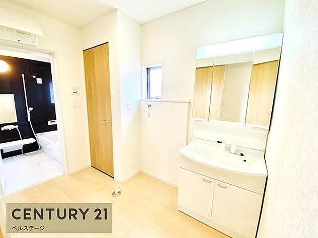 同仕様　広々した清潔感のある洗面所！