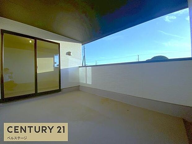 広々バルコニーで洗濯物もラクチン