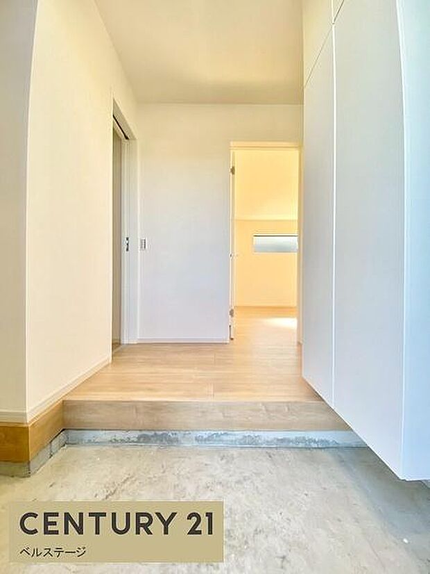 温かく迎えてくれる明るい玄関!