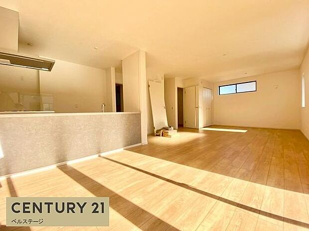 陽光差し込む広々リビングで快適な日常を