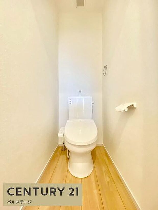 明るく清潔感のある快適なトイレ空間