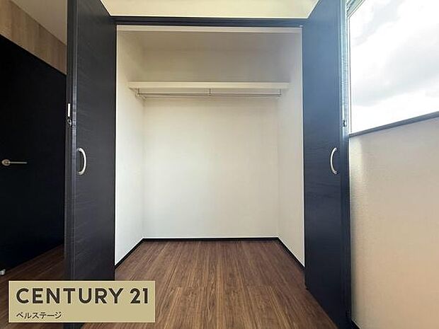 衣類や季節の家具・家電までたっぷり入る大型クローゼットを完備！お部屋に無駄な収納家具を置く必要がないため、限られた空間を最大限広く有効に活用できます。毎日の整理整頓もラクラク。