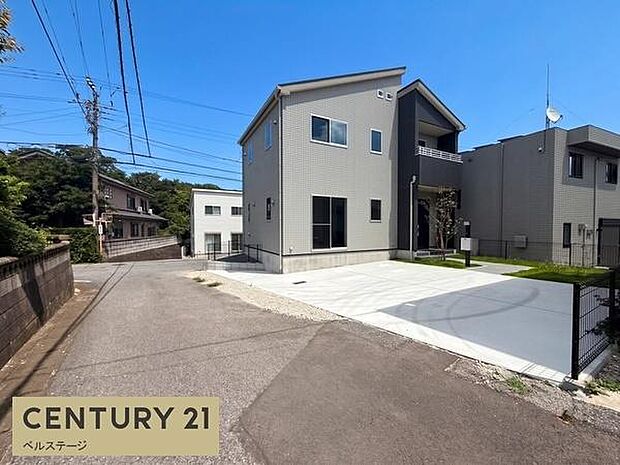 閑静な住宅街で子育ても安心の住環境です。お子様の登下校や毎日の送り迎えも安全な好立地です。見通しもよく車通りも少ないので安心です！新築住宅で新しい生活を快適にスタートできます。