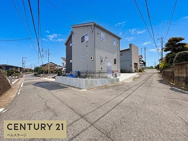 前面道路が広く前方に遮るものがないため、陽当り・通風ともに恵まれた開放的な現地！小さなお子様がいるご家庭も安心して暮らせる落ち着いた住環境です。開放的な住まいを、ぜひ実際の現地写真でご覧ください。