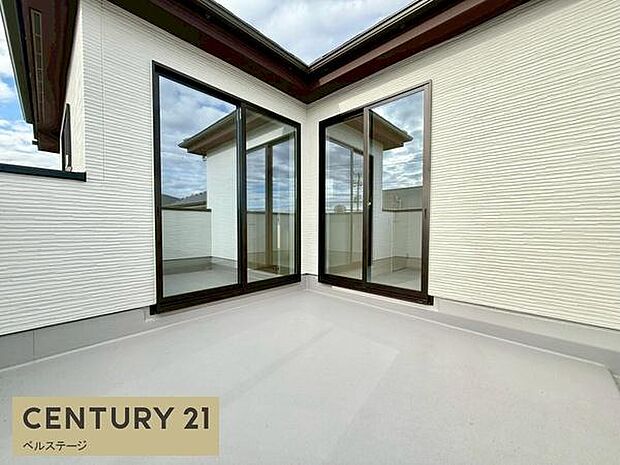 開放的で、日当たり・通風良好なバルコニー