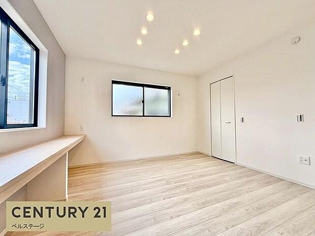 大きな窓で日当たり良好の明るい部屋