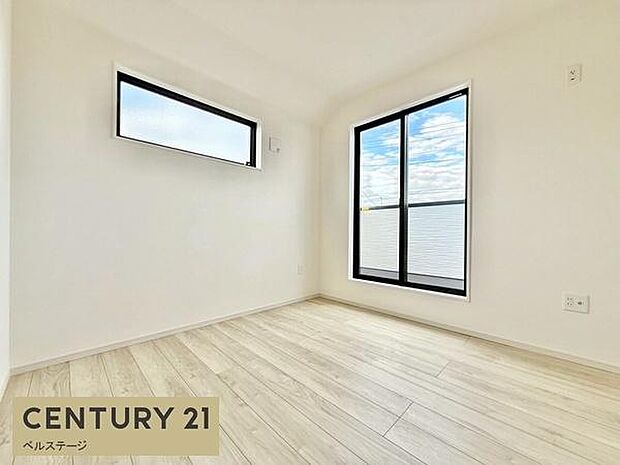 明るい洋室で気分も上がります!