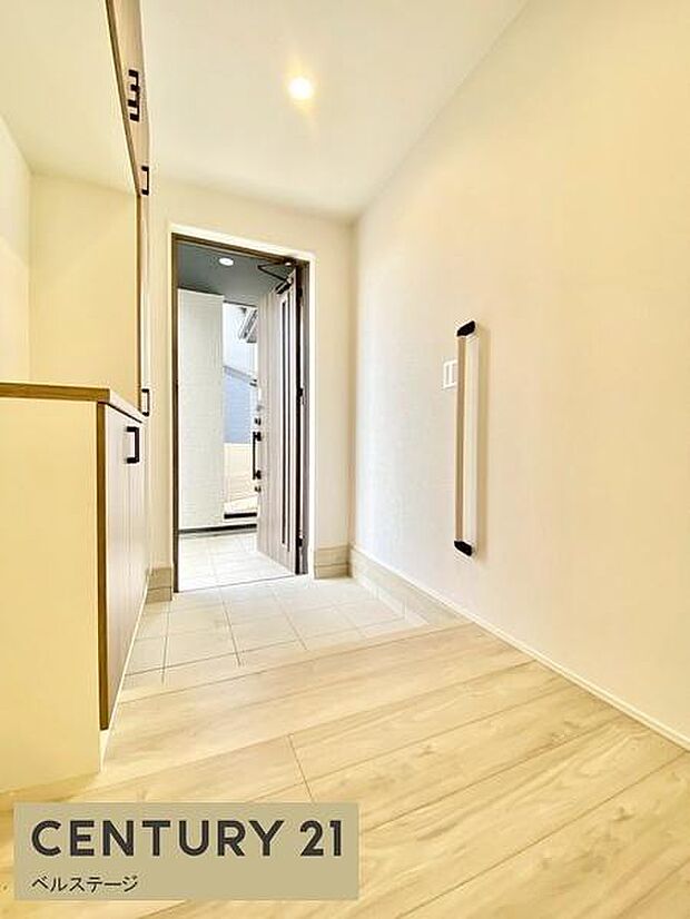 温かく迎えてくれる明るい玄関!