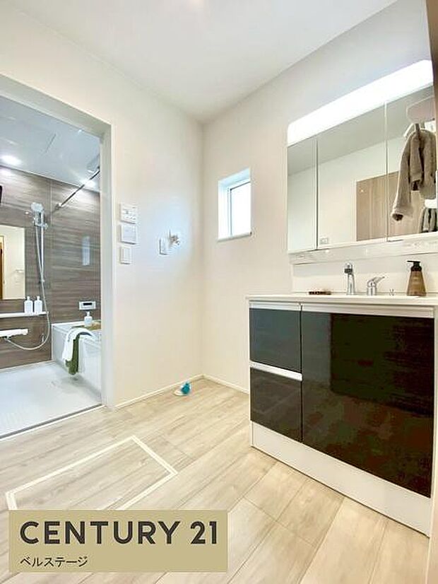 広々とした洗面スペース。朝の準備も快適