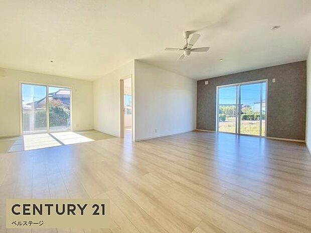 大きな窓からたっぷり陽光が入ります!