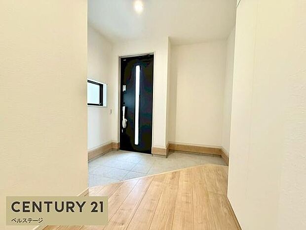 温かく迎えてくれる明るい玄関!