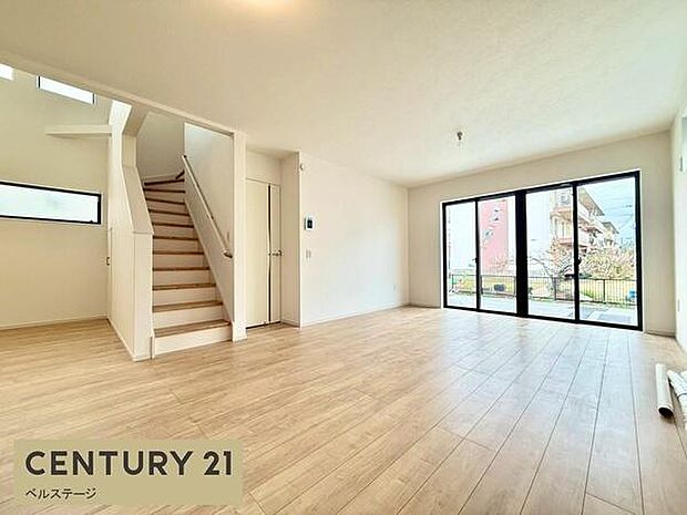 明るい広いダイニングスペース!