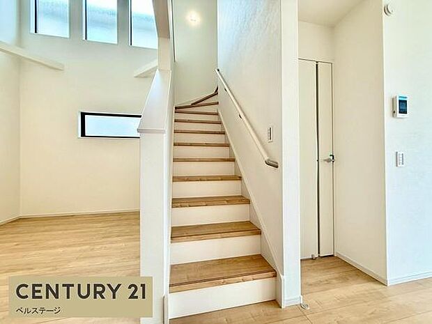 落ち着いた色合いの内観!