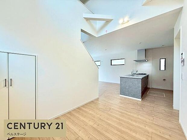 開放感あふれる明るいリビング空間