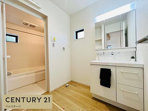 同仕様 広々した清潔感のある洗面所!