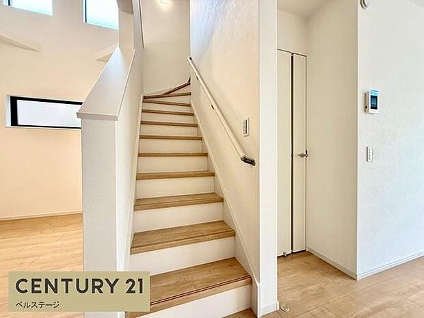 落ち着いた色合いの内観!