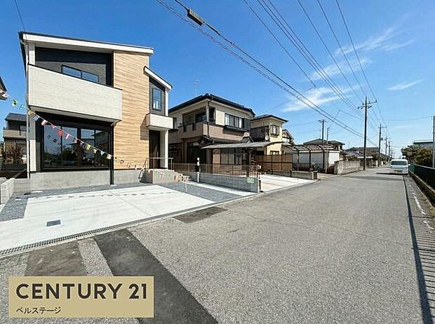 広い前面道路で駐車が苦手な方でも安心