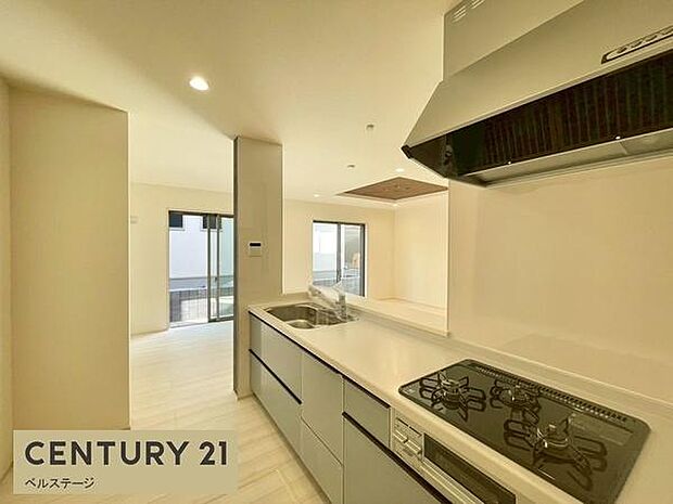 キッチンの後ろ側も広く便利です！