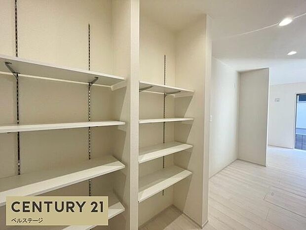 棚付きの収納で色々な物を収納可能です！