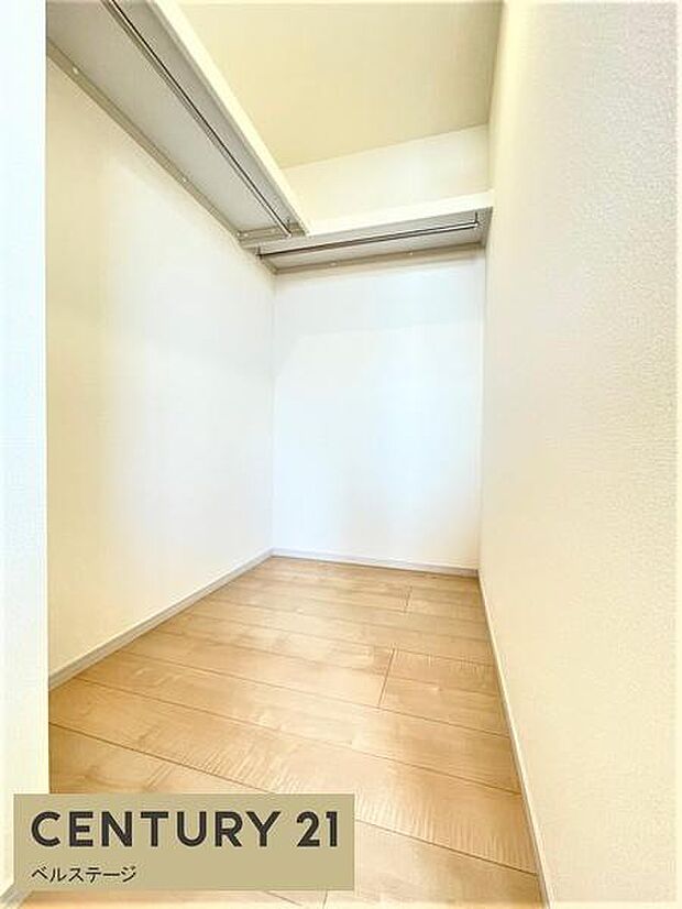 同仕様 棚付きの収納で色々な物を収納可能