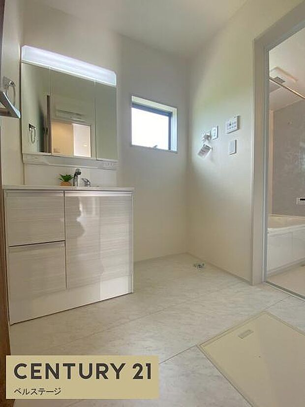 同仕様 広々した清潔感のある洗面所!