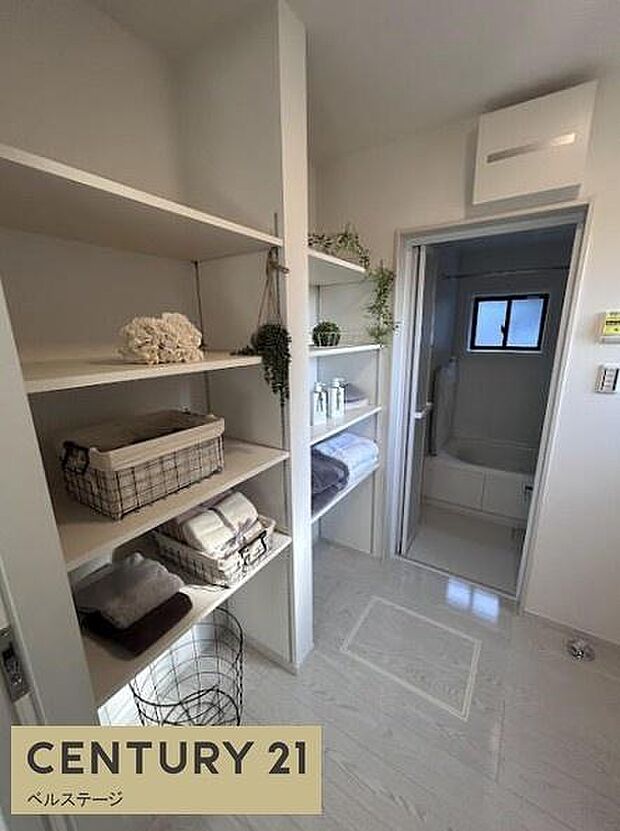 棚付きの収納で色々な物を収納可能です!