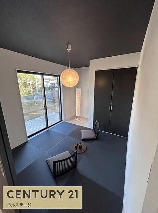 収納もしっかり付いた明るい和室!