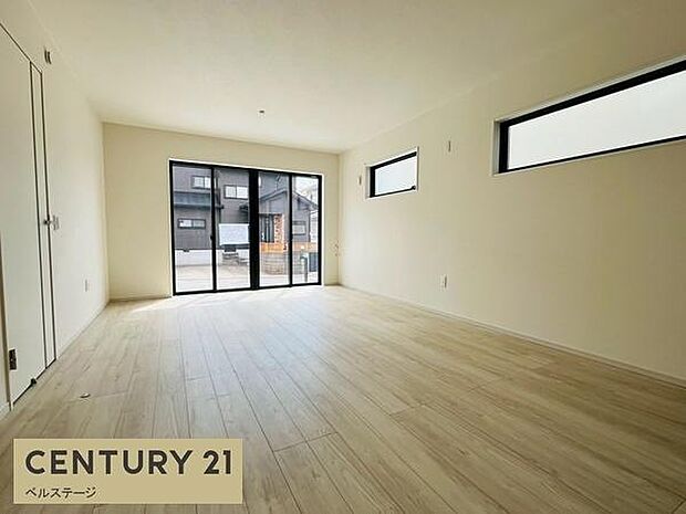 同仕様　日当たり良好、広々としたリビング