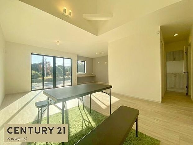 同仕様　日当たり良好、広々としたリビング