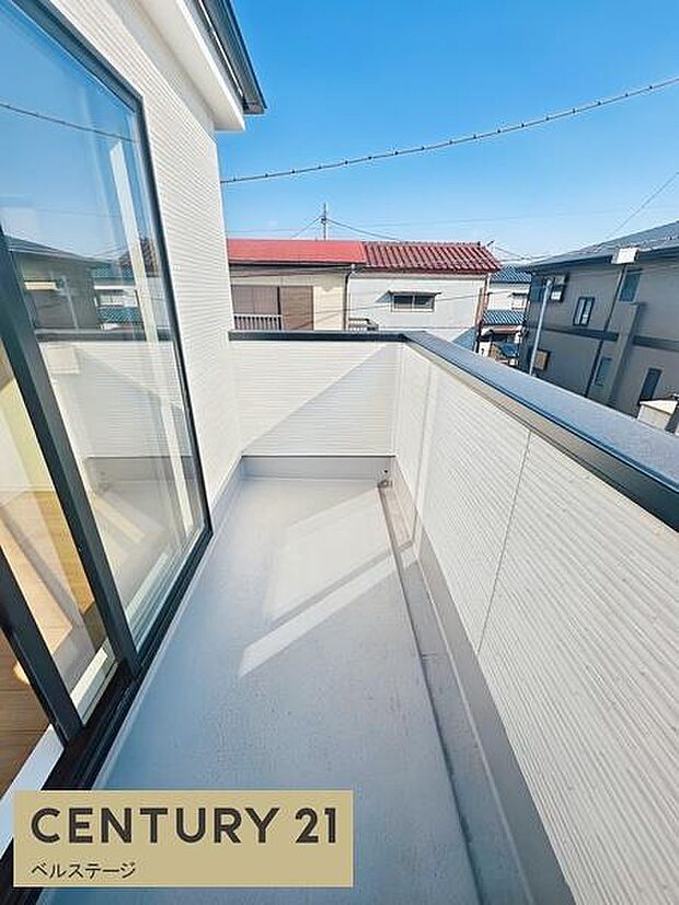 同仕様　広いバルコニーは布団干しに最適！