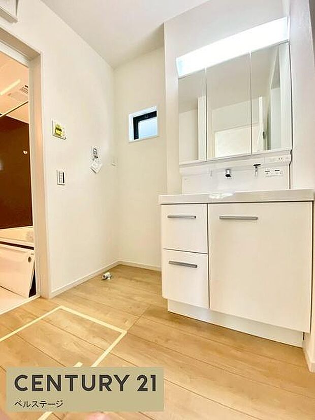 ゆとりある洗面脱衣所。収納も豊富で便利