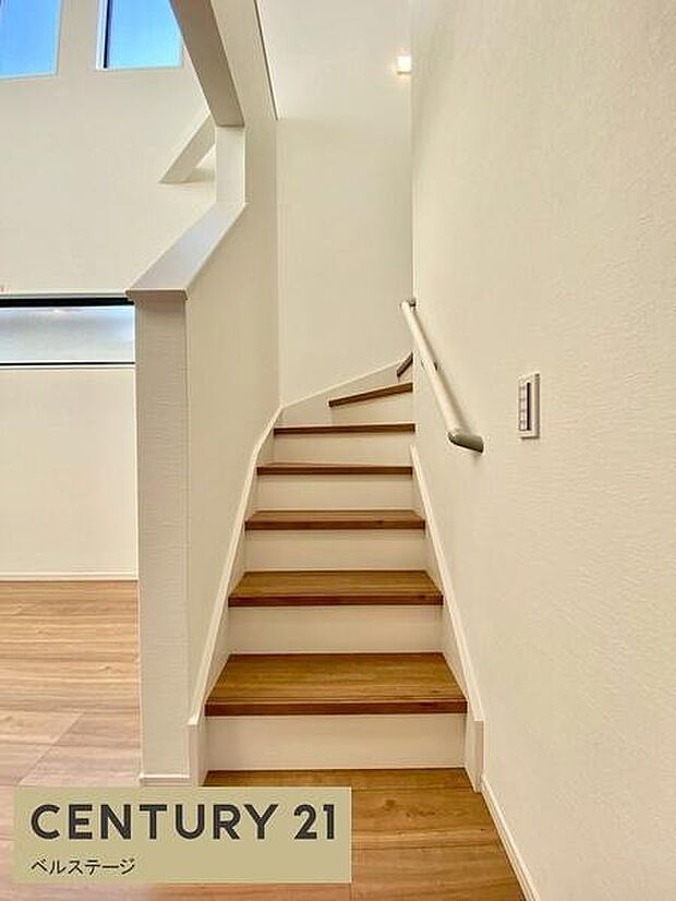 明るく綺麗な廊下になります