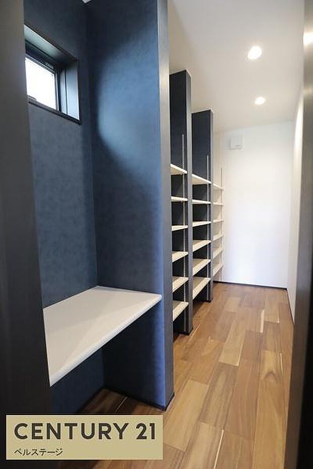 同仕様 棚付きの収納で色々な物を収納可能