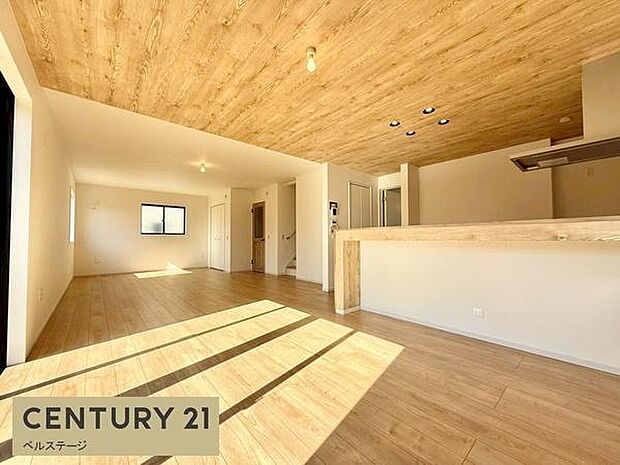 陽光差し込む広々リビングで快適な日常を