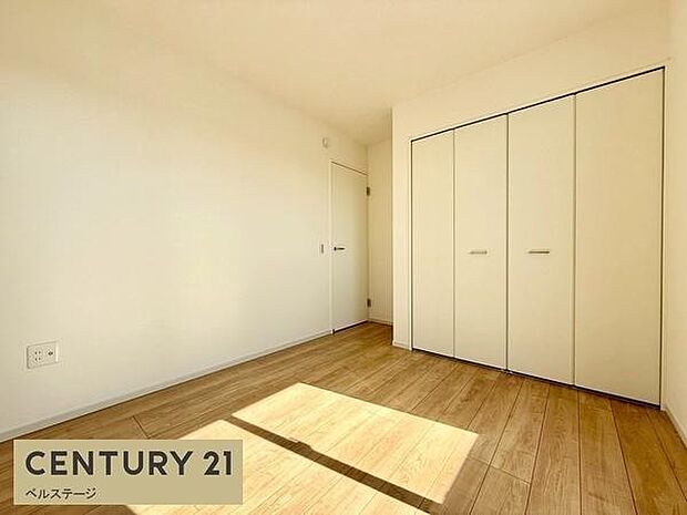 明るい色合いの洋室で落ち着きます