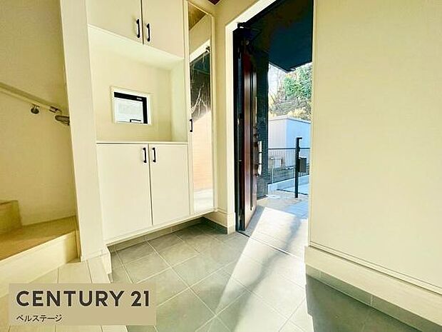 同仕様 広くスタイリッシュな雰囲気の玄関