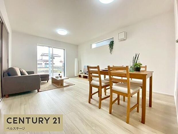 明るい陽光が差し込む開放的リビング